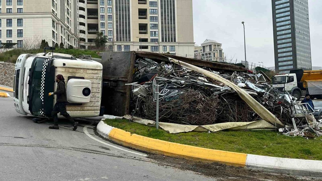 Ataşehir’de Hurda Yüklü Kamyon Devrildi, Trafik Bir Süre Aksadı