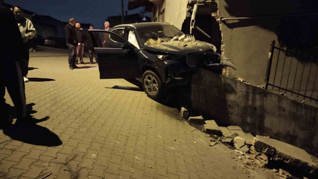 Ataşehir'de kontrolden çıkan otomobil, yıktığı istinat duvarında asılı kaldı