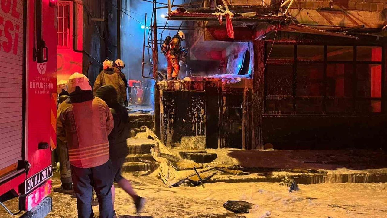 Bahçelievler'de hurda malzemelerin bulunduğu depoda yangın