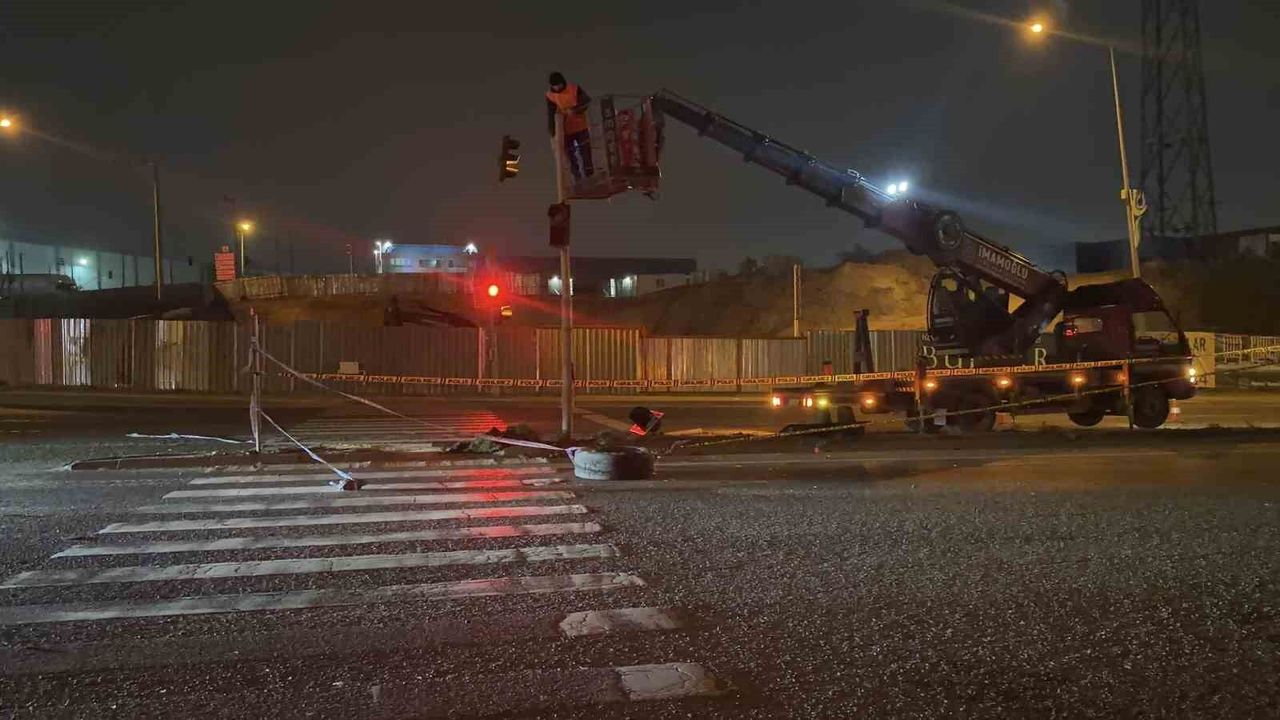 Çayırova’da kaza: Servis minibüsü ile otomobil çarpıştı, 11 kişi yaralandı