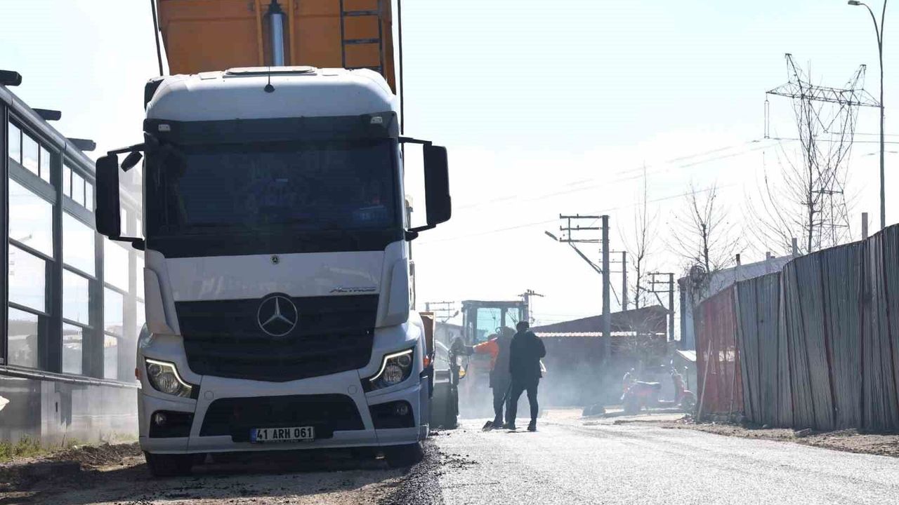 Erenler'de yollar yenilenmeye devam ediyor