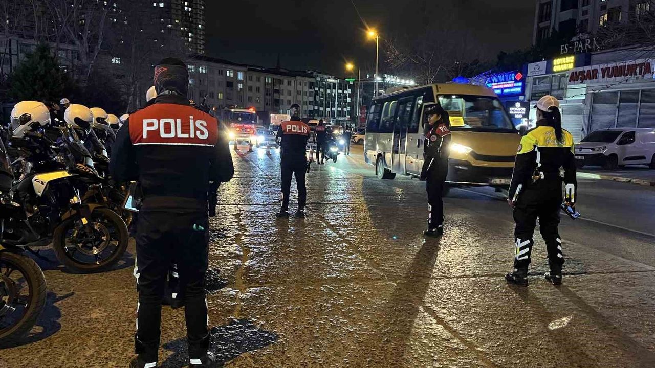 Esenyurt'ta polis ekiplerinden trafik denetimi