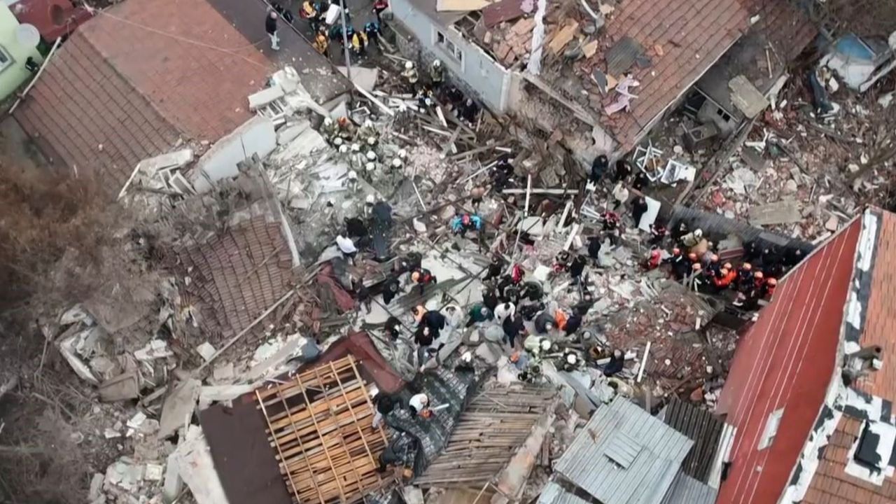 Fatih'te bitişik halde bulunan 2 gece kondu çöktü