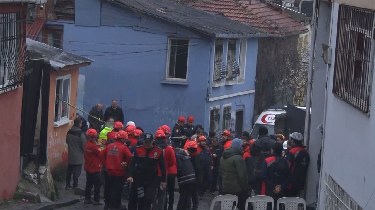 Fatih'te iki binanın çöktüğü mahallenin sakinleri konuştu: 'Patlamayı duyduk, bomba zannettim'