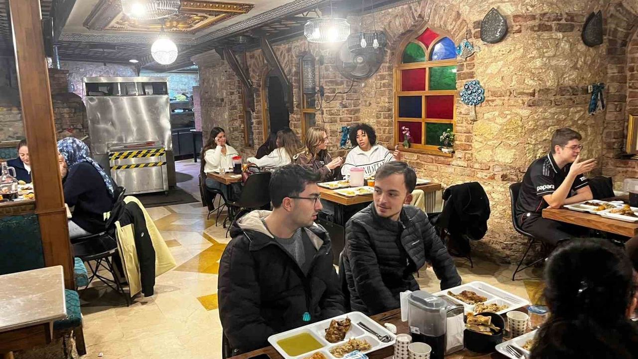 Fatih'te üniversite öğrencileri iftarda buluştu