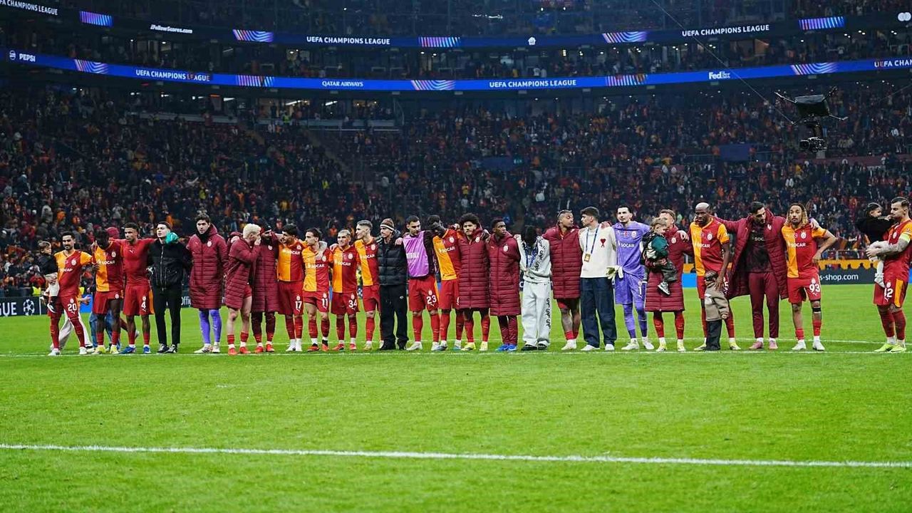 Galatasaray, Liverpool Galibiyetini Taraftarlarıyla Kutladı