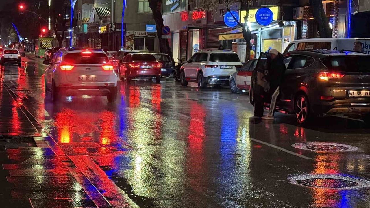İzmit’te Sokak Ortasında Darp: 2 Şüpheli Bir Kişiyi Feci Şekilde Dövdü