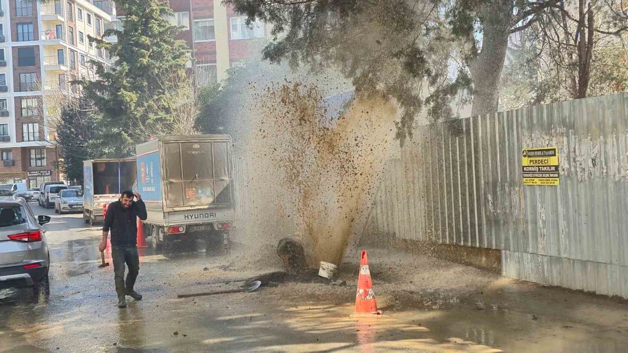 Kadıköy’de Ana Su Hattı Patladı: Sokak Göle Döndü