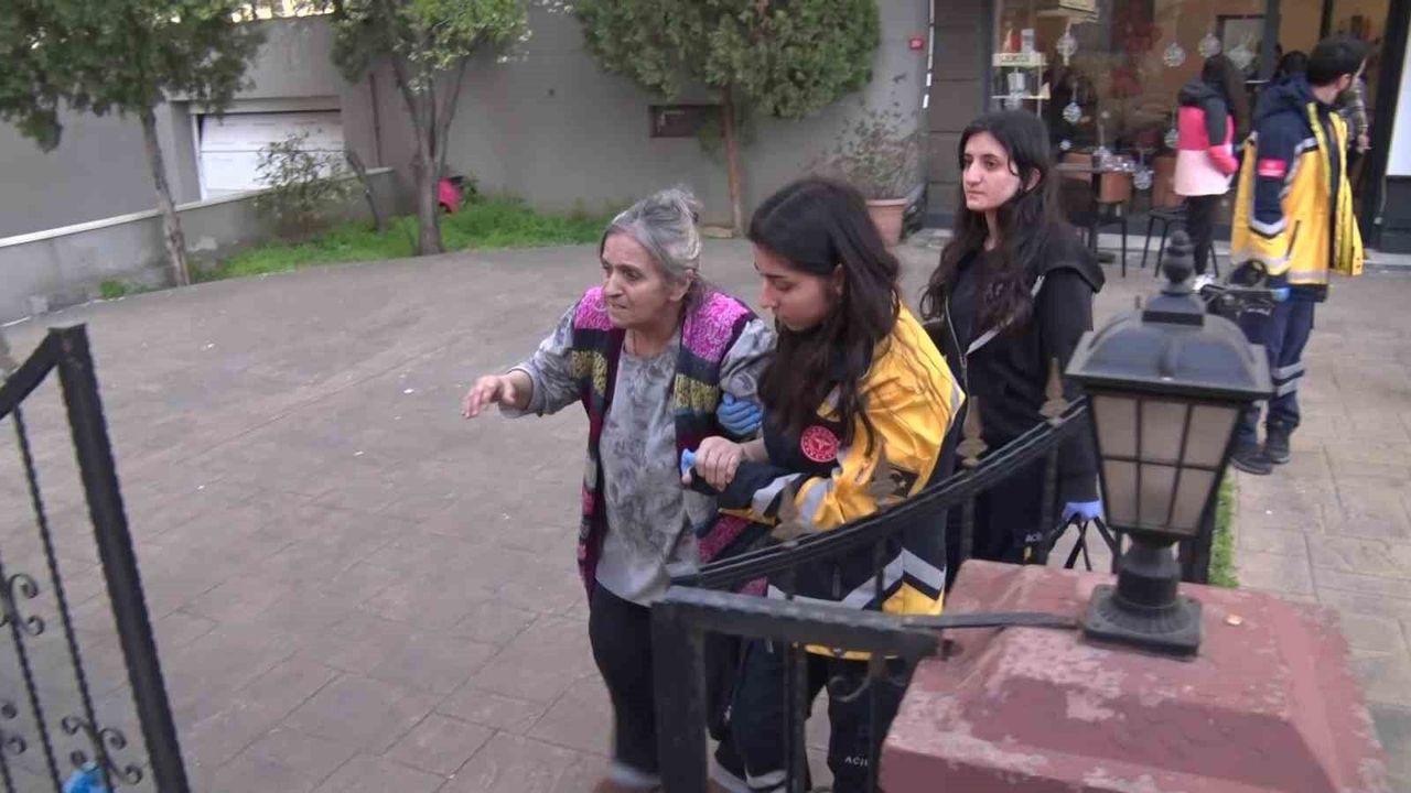 Kadıköy'de yangın paniği: Yaşlı kadın dumandan etkilendi