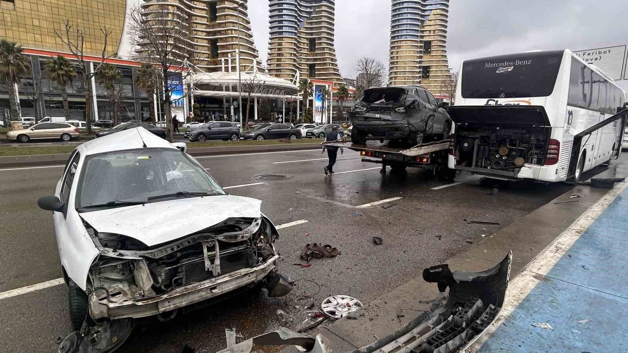 Kartal Sahili'nde zincirleme kaza: 1'i ağır 3 yaralı