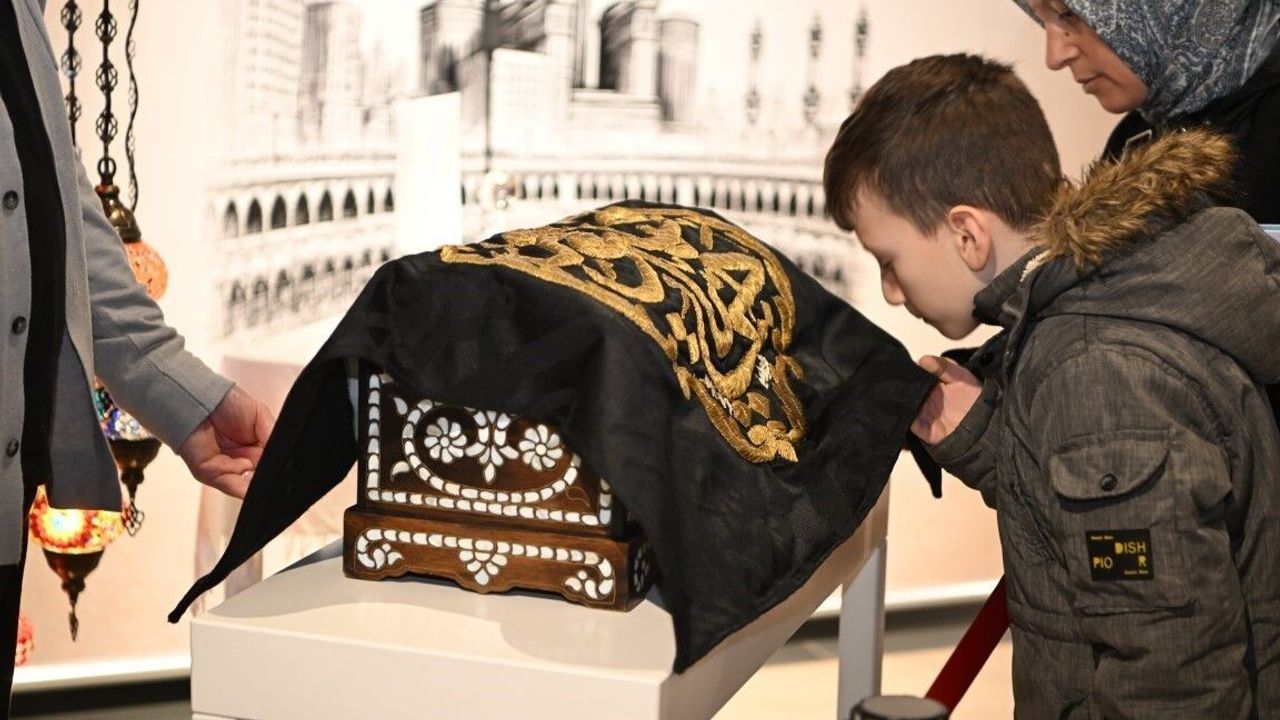 Kartepe'de 'Sakal-ı Şerif' ve Kabe örtüsü ziyarete açıldı