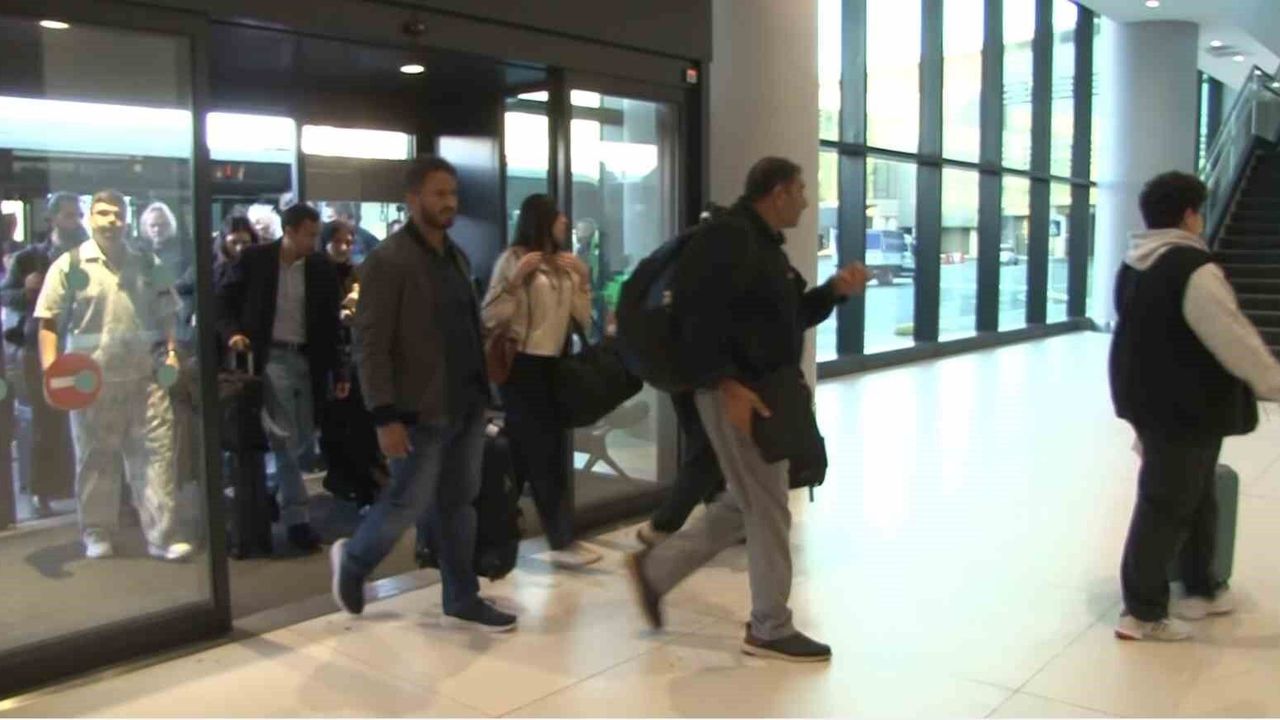Katar'da mahsur kalan Türk vatandaşları Türkiye'ye döndü