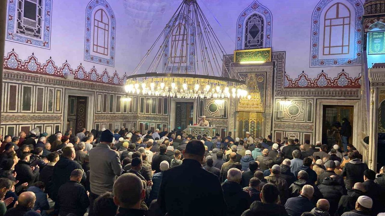 Kocaeli'de Kadir Gecesi camilerde dualarla idrak edildi