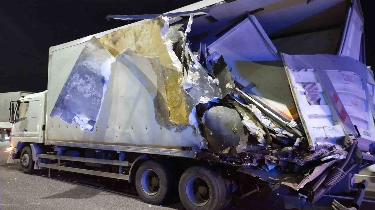 Kuzey Marmara Otoyolu'nda yolcu otobüsü tıra çarptı: 10 yaralı