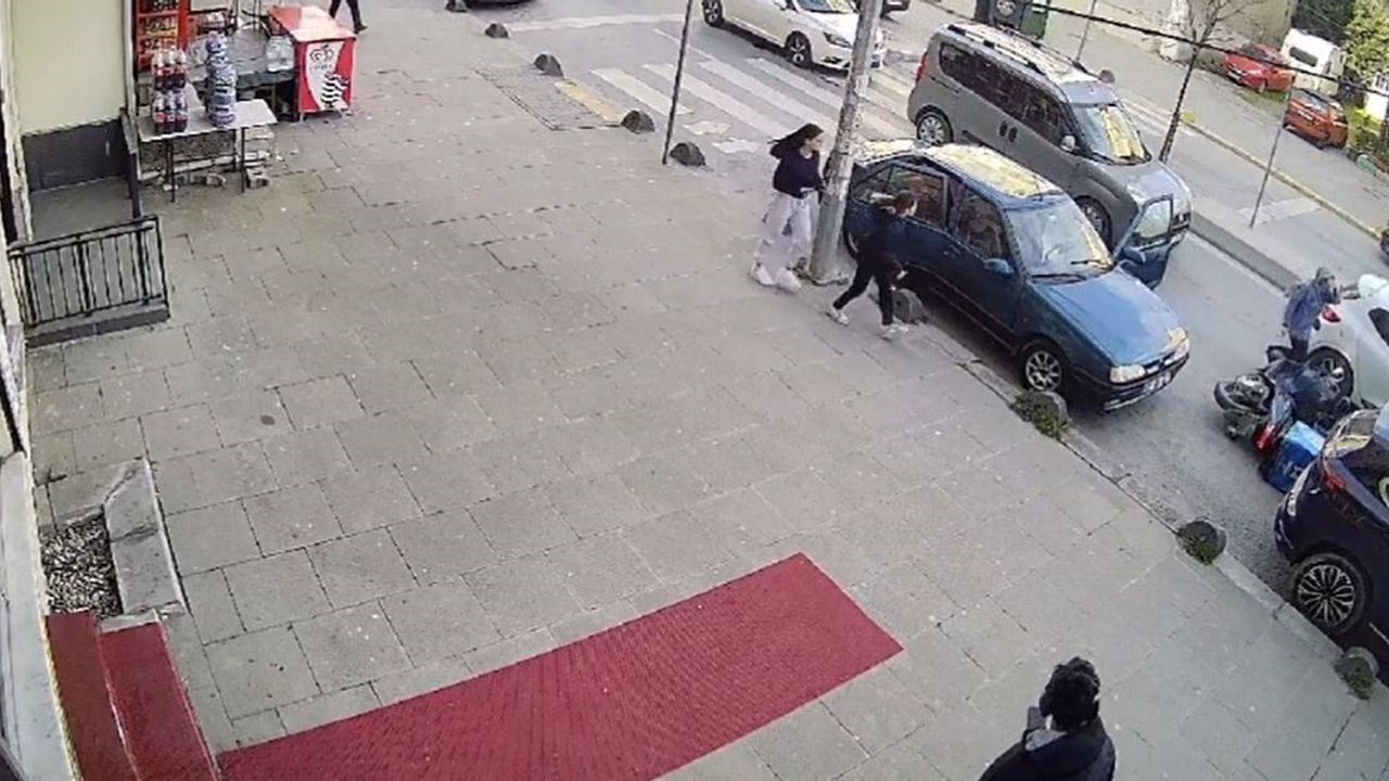 Açılan Kapı Kazaya Yol Açtı: Motosikletli Kurye Yere Savruldu