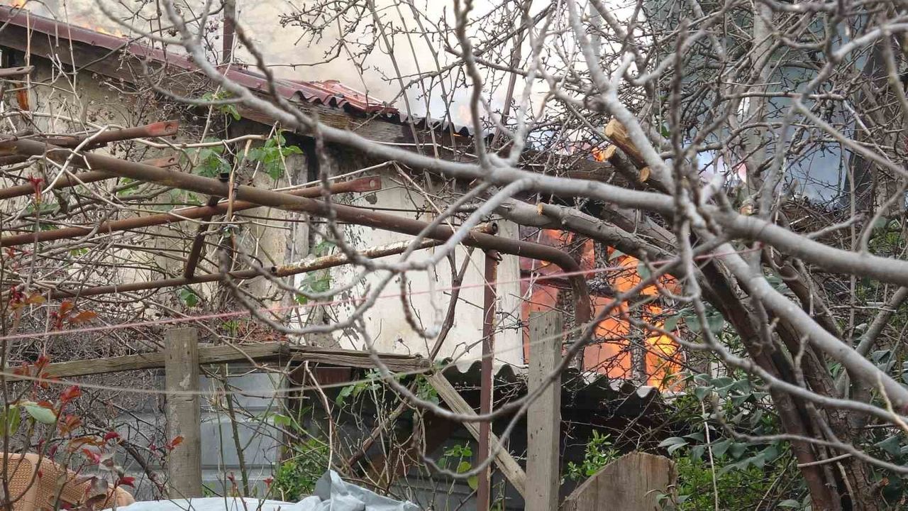 Pendik’te Tek Katlı Evde Yangın: Torun Yaralanmadan Kurtuldu