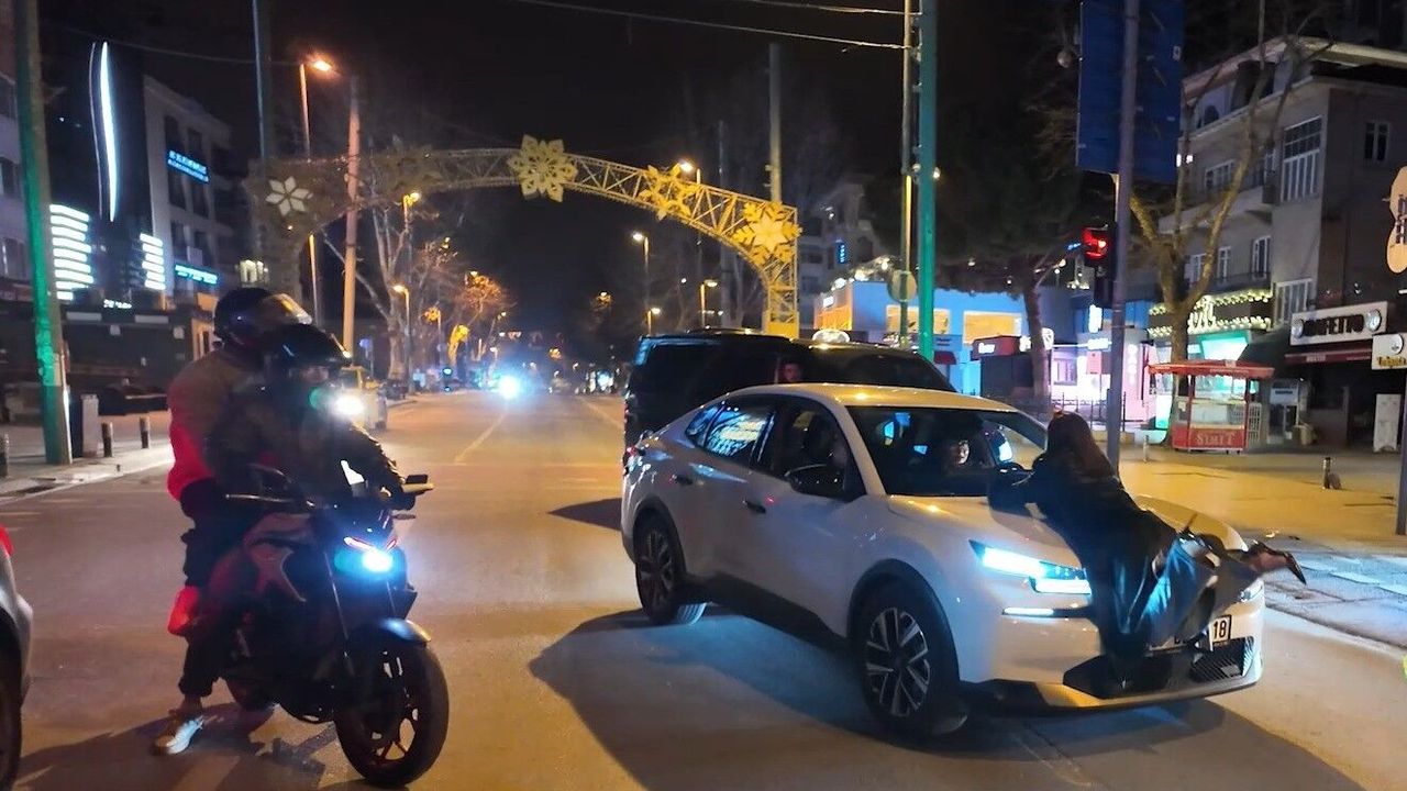 Alkollü Kadın Araç Üstüne Atlayarak Sosyal Medyada Gündem Oldu