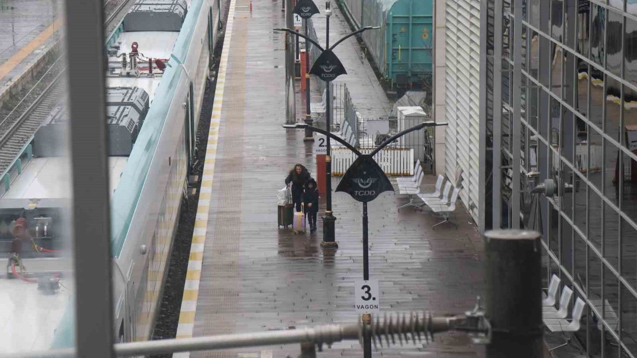 Sakarya'da tren istasyonu ve otogarda arife sakinliği