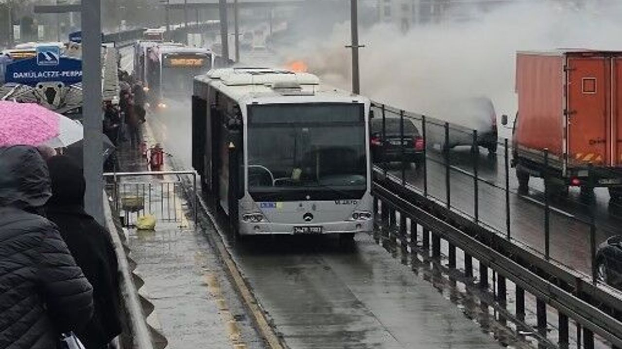 Şişli'de metrobüsün motor kısmında yangın çıktı