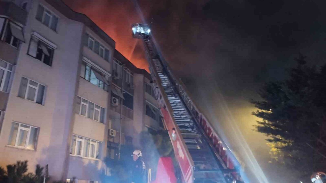 Site içindeki binanın çatısında yangın paniği