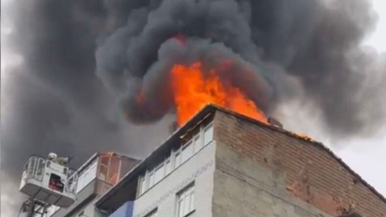 Sultangazi’de Çatı Katında Çıkan Yangın Korku Dolu Anlar Yaşattı