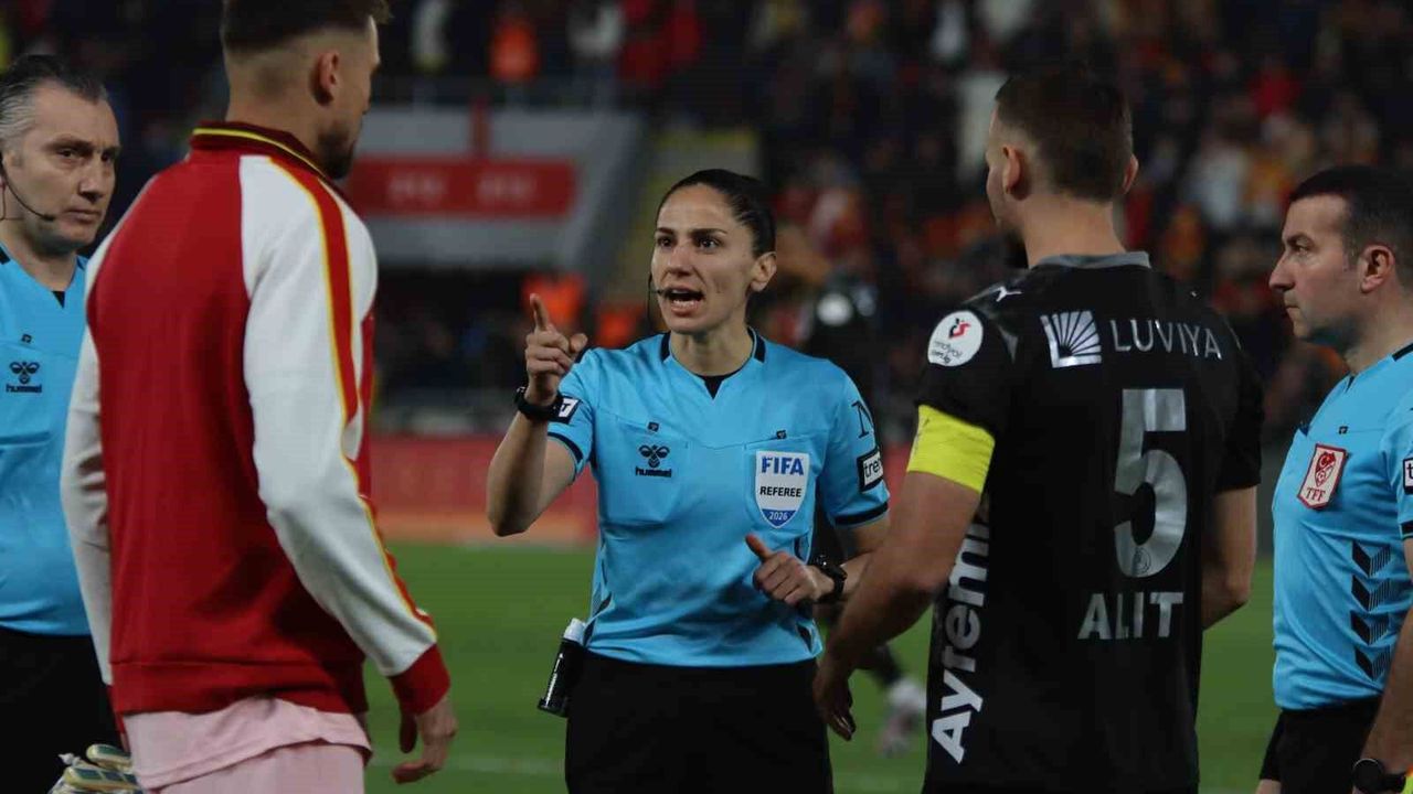 Süper Lig'de 22 yıl sonra kadın hakem düdük çaldı