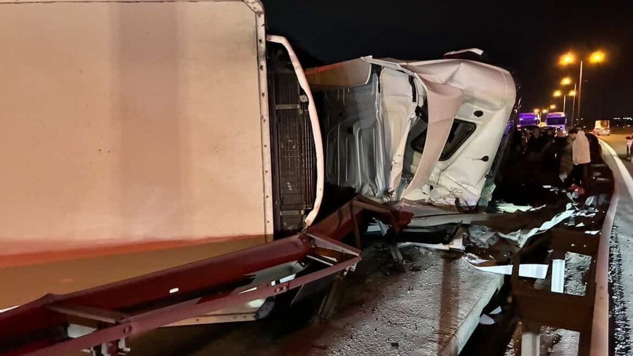 TEM Otoyolu'nda tır devrildi: Kilometrelerce trafik oluştu