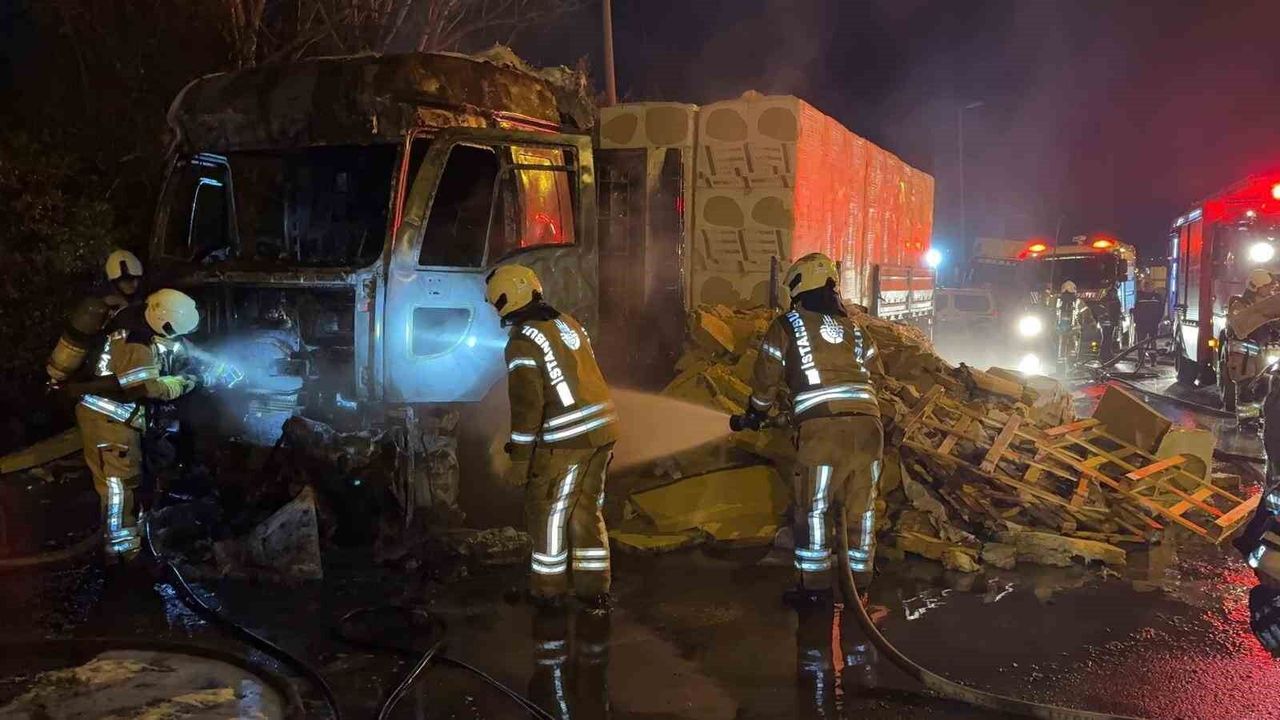 Tuzla’da taş yünü yüklü tır alev aldı, trafik yoğunluğu oluştu