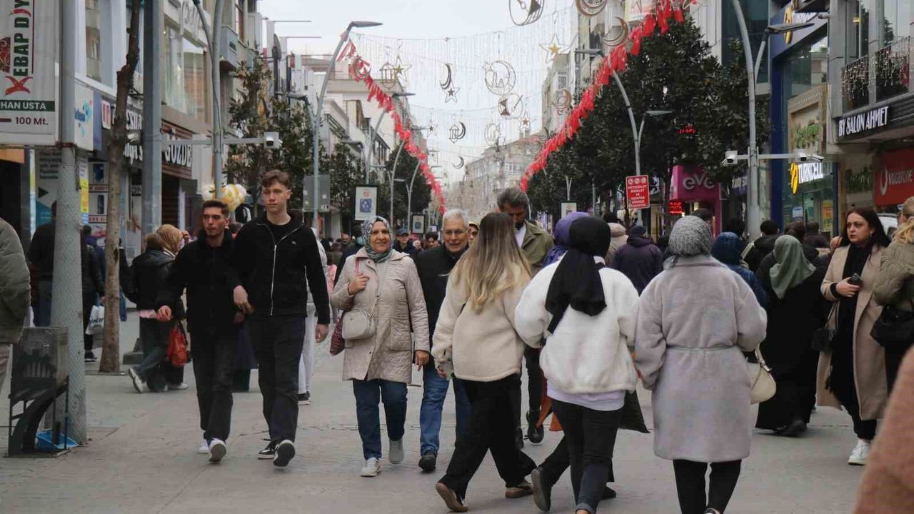 Vatandaşın bayram telaşı: Sokaklar doldu taştı