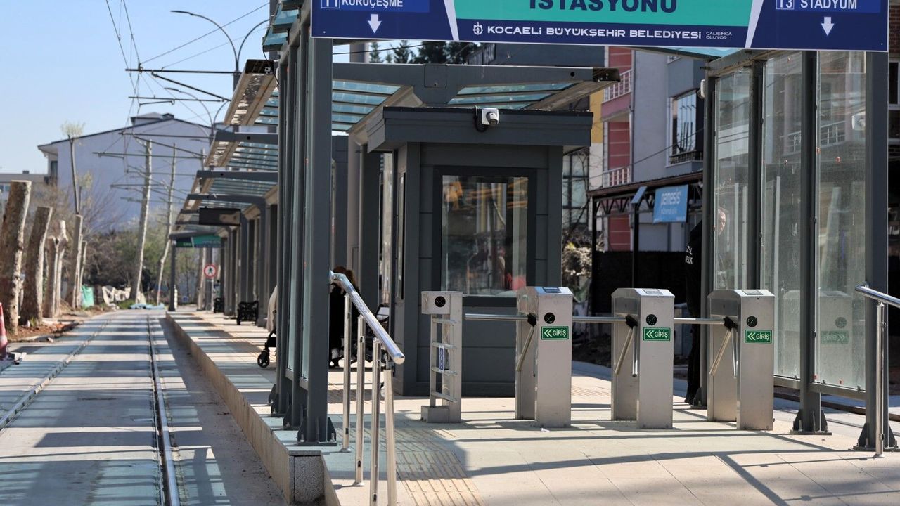 Akçaray Tramvay Hattı’nda Yeni Durak Tabelaları Asıldı