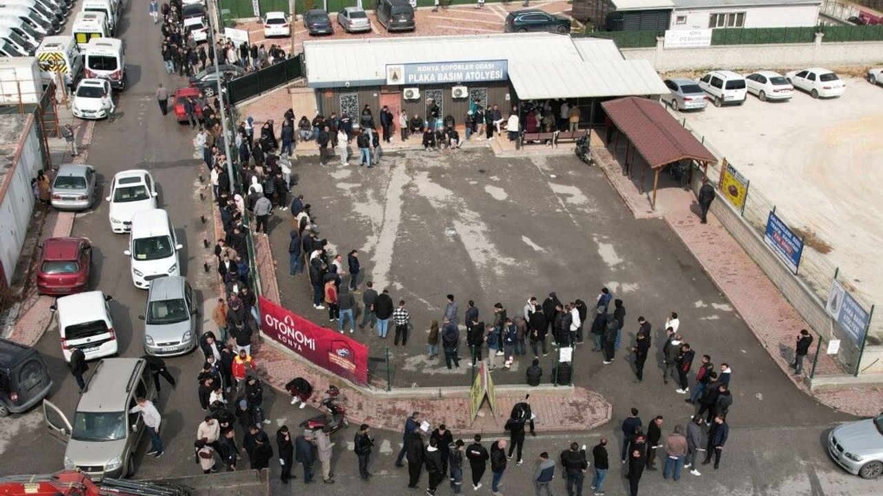 APP Plaka Cezası Sürücüleri Harekete Geçirdi: Konya’da Plaka Basım Noktalarında Uzun Kuyruklar