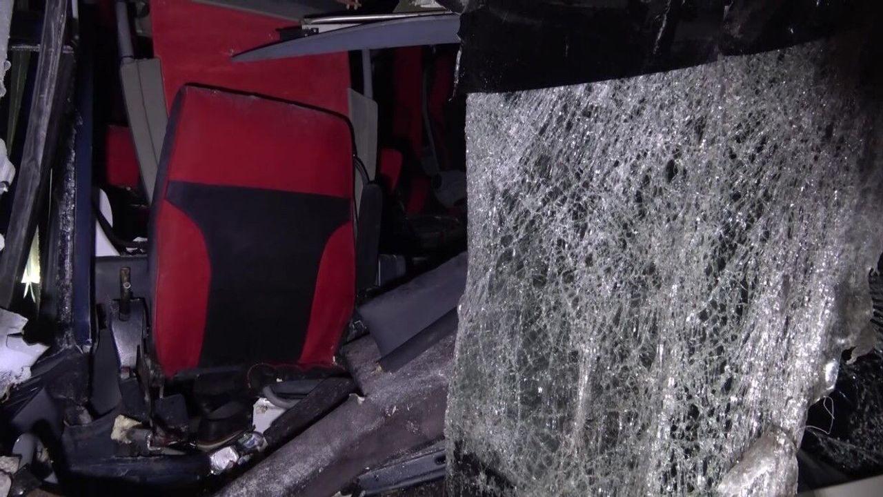 Amasya’da Yolcu Otobüsü ile Tır Çarpıştı: 11 Yaralı