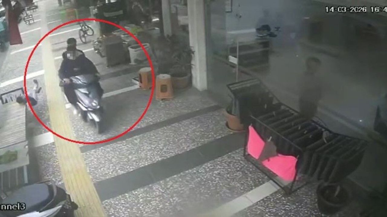 5 Yaşındaki Çocuğa Motorlu Bisiklet Çarptı: Kaza Anı Kamerada