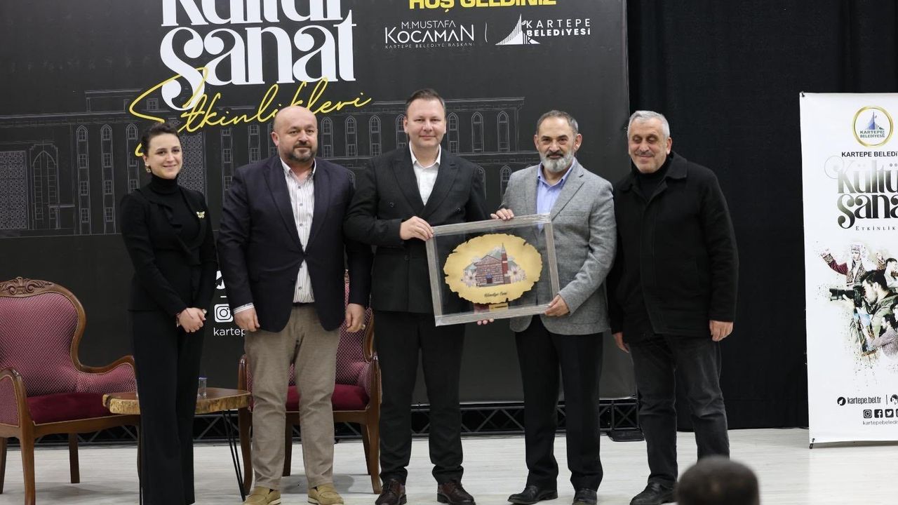 Gönülleri Fetheden Anlar: Dursun Ali Erzincanlı’dan Kartepe’de Etkileyici Şiir Dinletisi