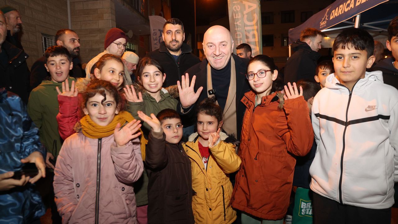 Darıca’da Teravih ve Tatlı İkramı: Başkan Muzaffer Bıyık Eski Ramazan Geleneklerini Yaşatıyor