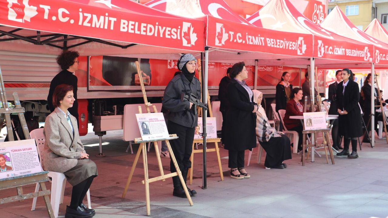 İzmit Belediyesi ve Kocaeli Üniversitesi’nden 8 Mart’a Özel “Bi’ Dünya Kadın” Canlı Heykel Sergisi