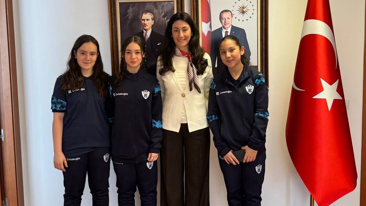 Genç Eskrimcilere Madrid’de Sıcak Karşılama: Müsteşar Nur Alkış Başarılar Diledi