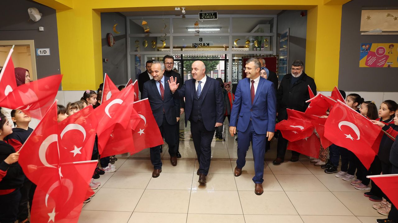 Darıca’da Bayrak Töreni Heyecanı: Başkan Bıyık Öğrencilere Motivasyon Aşıladı