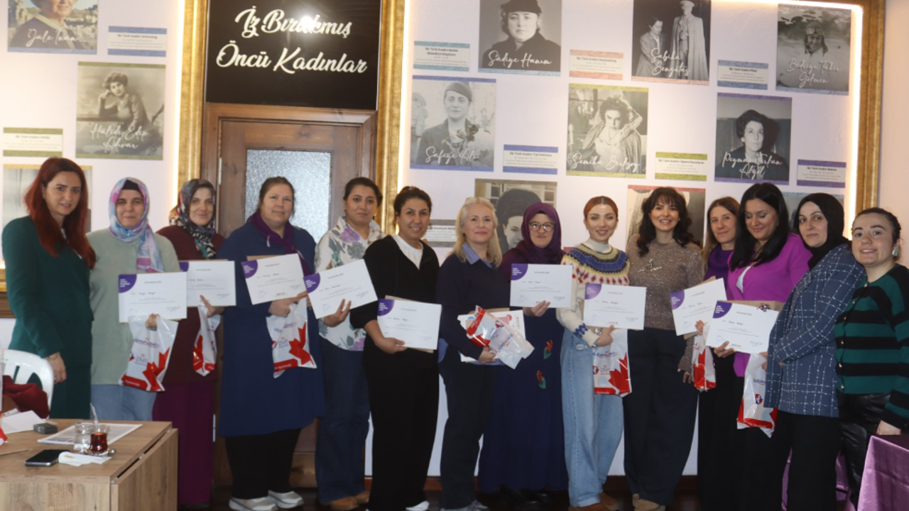 İzmit’te Anneler Eğitimle Güçleniyor: Anne Destek Programı Tamamlandı