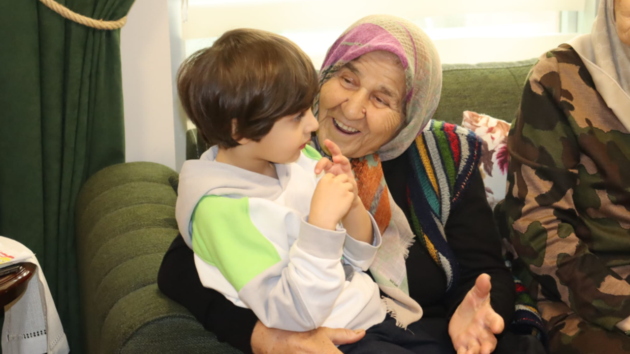 İzmitli miniklerden yaşlılar haftasında anlamlı ziyaret