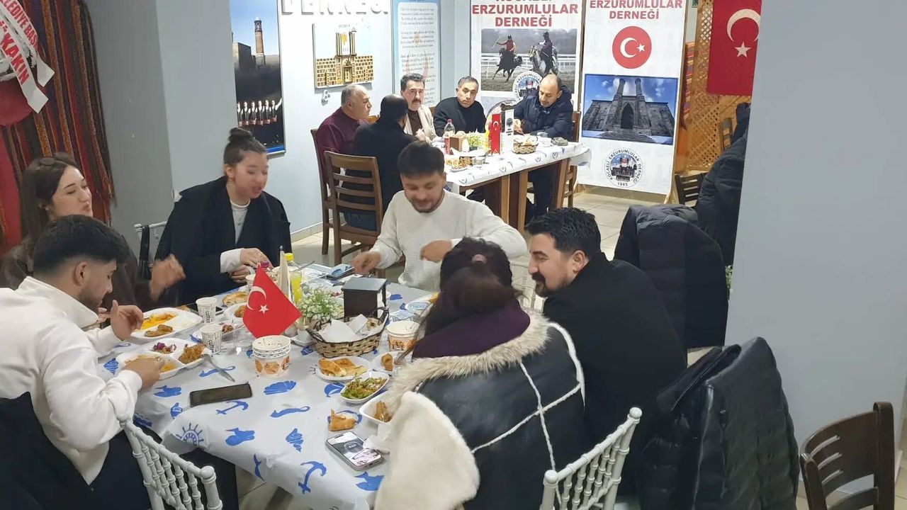 Kocaeli Erzurumlular Derneği’nden Üniversitelilere Örnek İftar Programı