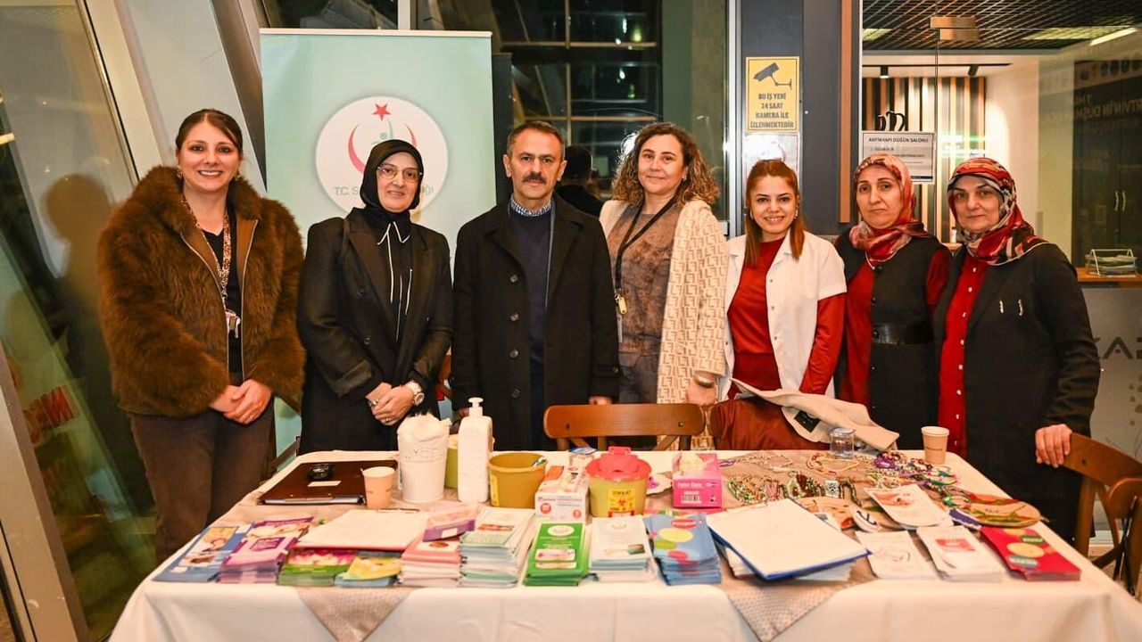 Vali İlhami Aktaş, Gölcük Necati Çelik Devlet Hastanesi Standını Ziyaret Etti