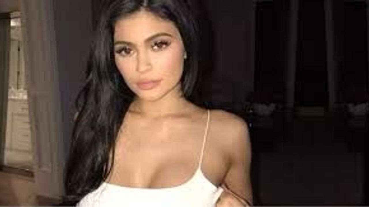 Kylie Jenner’dan Yaz Modasına İlham: Şıklık ve Cesaret Bir Arada
