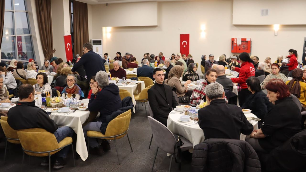 İzmit Belediyesi Asırlık Çınarlarla İftar Sofrasında Buluştu