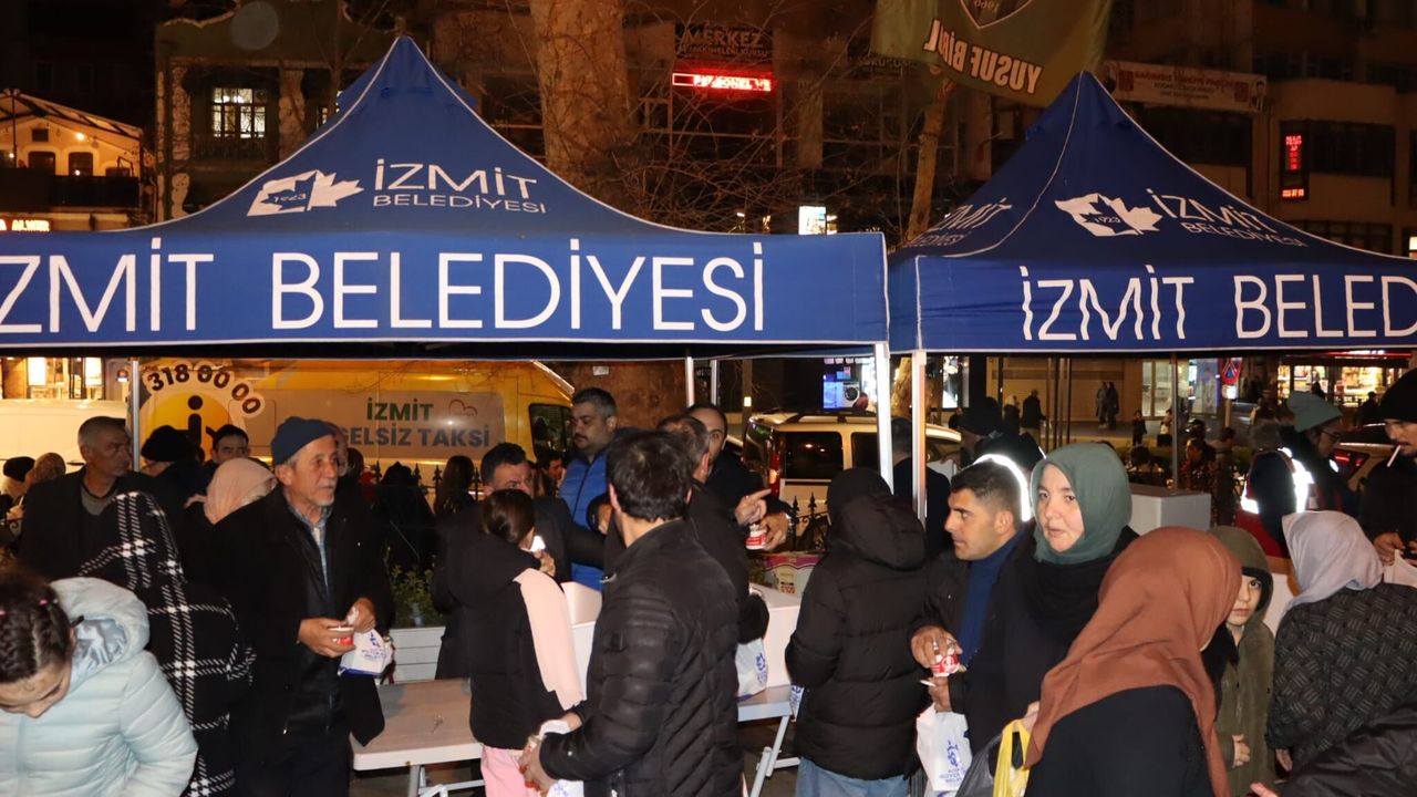 İzmit Belediyesi Kadir Gecesi’nde Vatandaşlara Helva İkram Etti