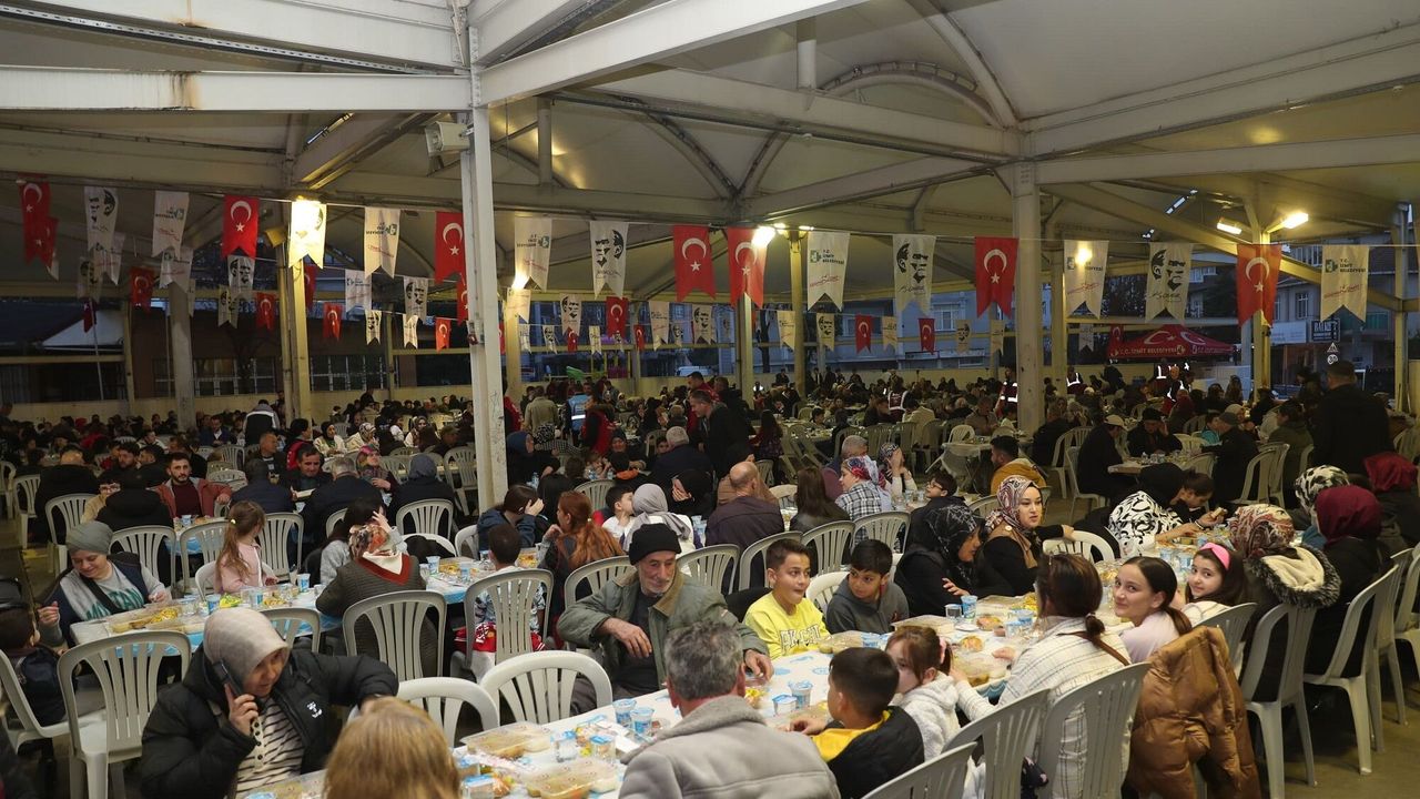 İzmit Belediyesi, Ramazan Sofrasını Bu Kez Yenişehir’de Kuracak