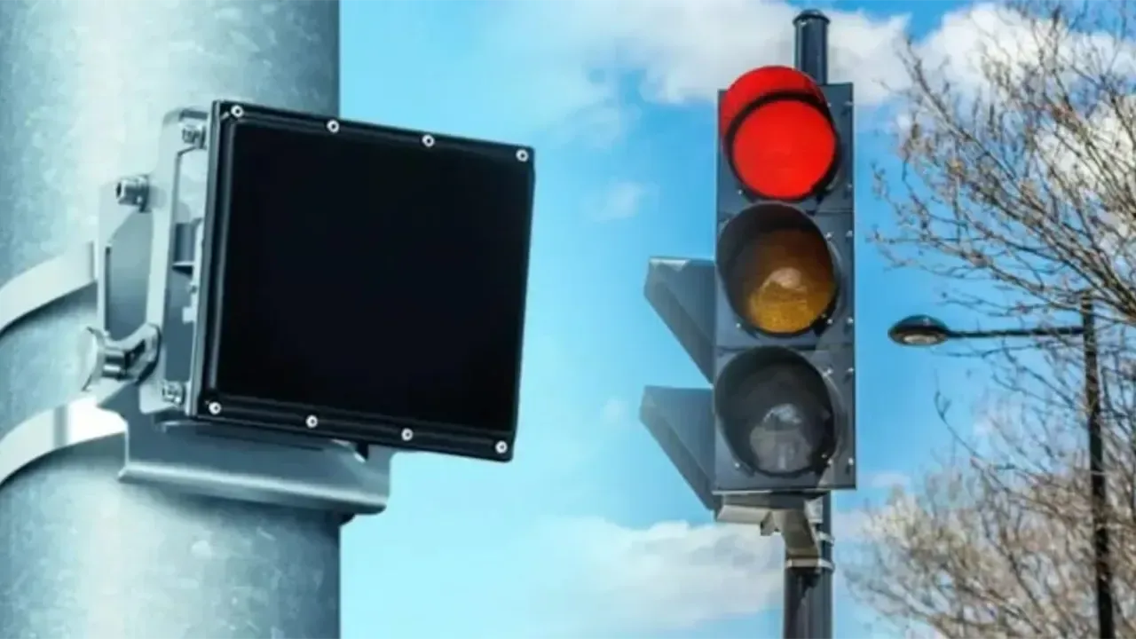 Sürücüler Hız Kamerası Sanıyordu: Trafikteki Siyah Kutular Hayat Kurtaracak!