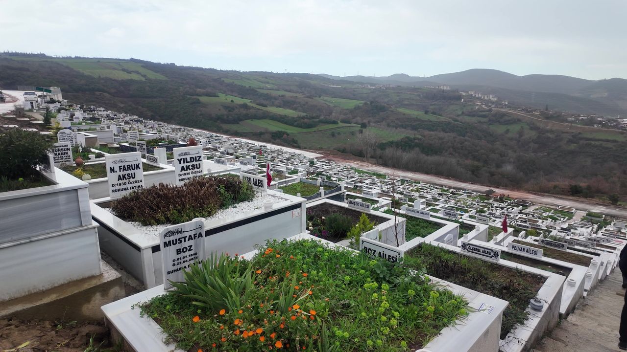 Ramazan Bayramı Yaklaşırken Mezarlıklar Doluyor: Ziyaretçi Yoğunluğu Artıyor