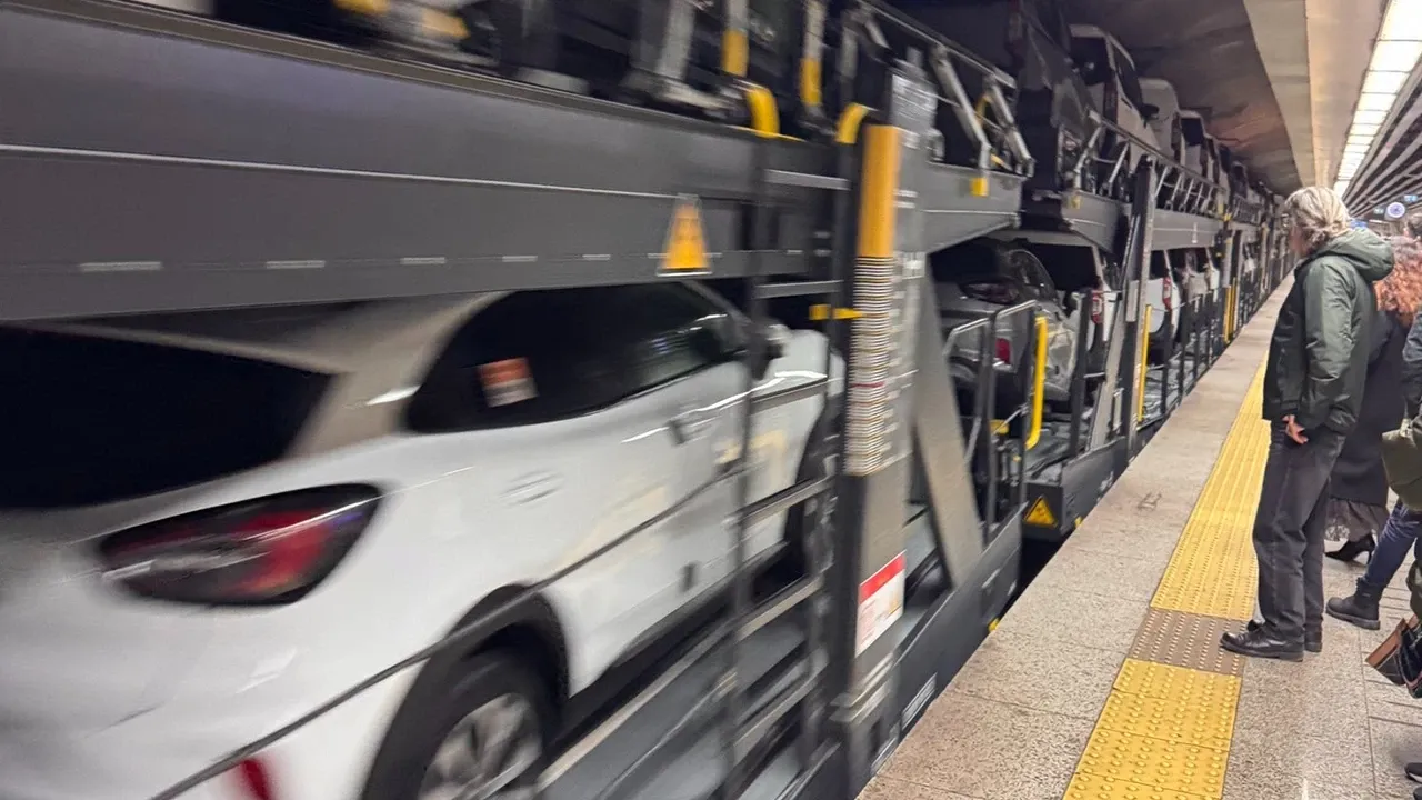 Ford Otosan’ın Dev Sevkiyatı Marmaray’da Görüntülendi: 216 Araç Birden Kocaeli’ye Geliyor