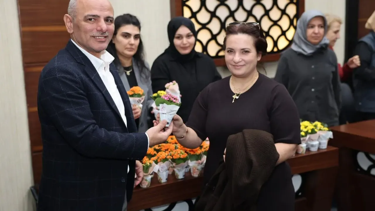 Körfez Belediye Başkanı Şener Söğüt, Kadın Personeliyle 8 Mart’ta Buluştu